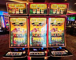 Antarmuka aplikasi mobile naga138 dengan menu navigasi dan akses ke permainan slot dan kasino langsung